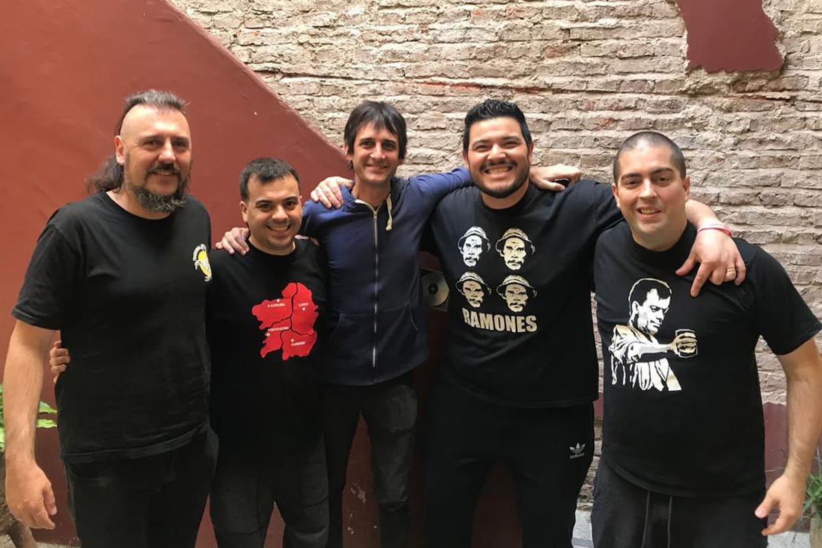 Don Osvaldo con Leo Gómez de Agarrate Catalina (a la derecha de Pato Fontanet), uno de los invitados del nuevo disco