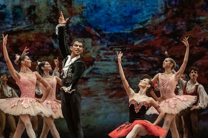 Jiva Velázquez, con Camila Bocca, en el Don Quijote de Vasiliev, el mes pasado en el Colón