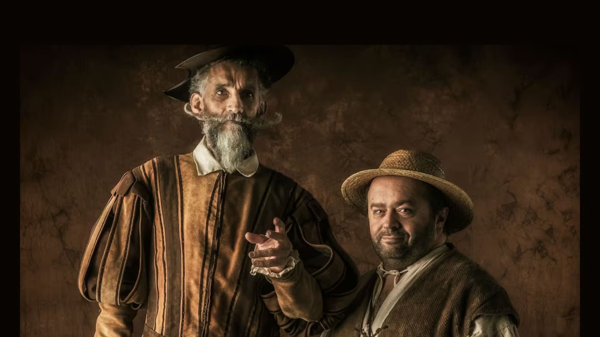 Don Quijote de la Mancha y su inseparable escudero, Sancho Panza, en una reinterpretación moderna de los personajes creados por Miguel Cervantes.