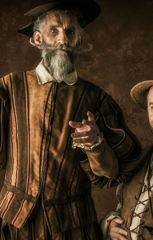 Don Quijote de la Mancha y su inseparable escudero, Sancho Panza, en una reinterpretación moderna de los personajes creados por Miguel Cervantes.