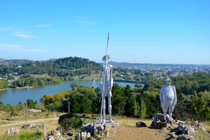 Don Quijote y Sancho Panza, junto al molino de viento en la entrada de Villa del Lago