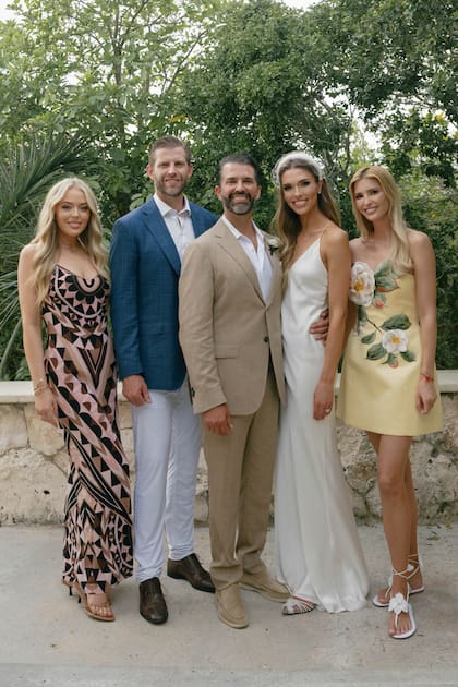 Don y Bettina, rodeados por Tiffany, Eric e Ivanka Trump, los tres hermanos
del novio. Barron, el hermano menor de Don, no pudo ir a la fiesta