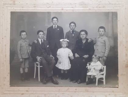 Doña Rosa tuvo siete hijos Juan, Luis, Antonio, Clodomiro, Ángel (chiquitín), Delia y Miguel