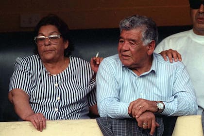 Doña Tota y Don Diego, en los palcos viejos de la Bombonera, viendo el regreso de Maradona a Boca
FOTO: LEONARDO CAVALLO
COLOR