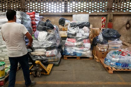 Donaciones en el depósito de transporte Sierra en Don Torcuato.