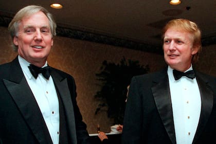 Robert Trump junto a su hermano, Donald, en una imagen de 1999