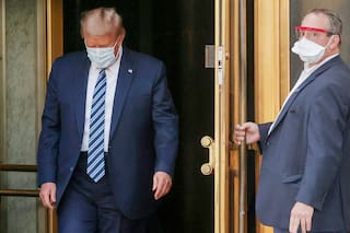 Infección. Para su equipo era una oportunidad: Trump se ocupó de dinamitarla