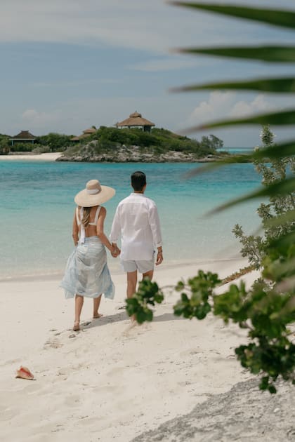 Donald Jr y Bettina pasean por
la playa de Little Pipe Cay, una
isla privada que ocupa un lugar
especial en el corazón de la novia