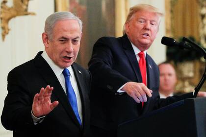 Donald Trump, acompañado por el primer ministro israelí, Benjamin Netanyahu, presentó el plan de paz para Medio Oriente