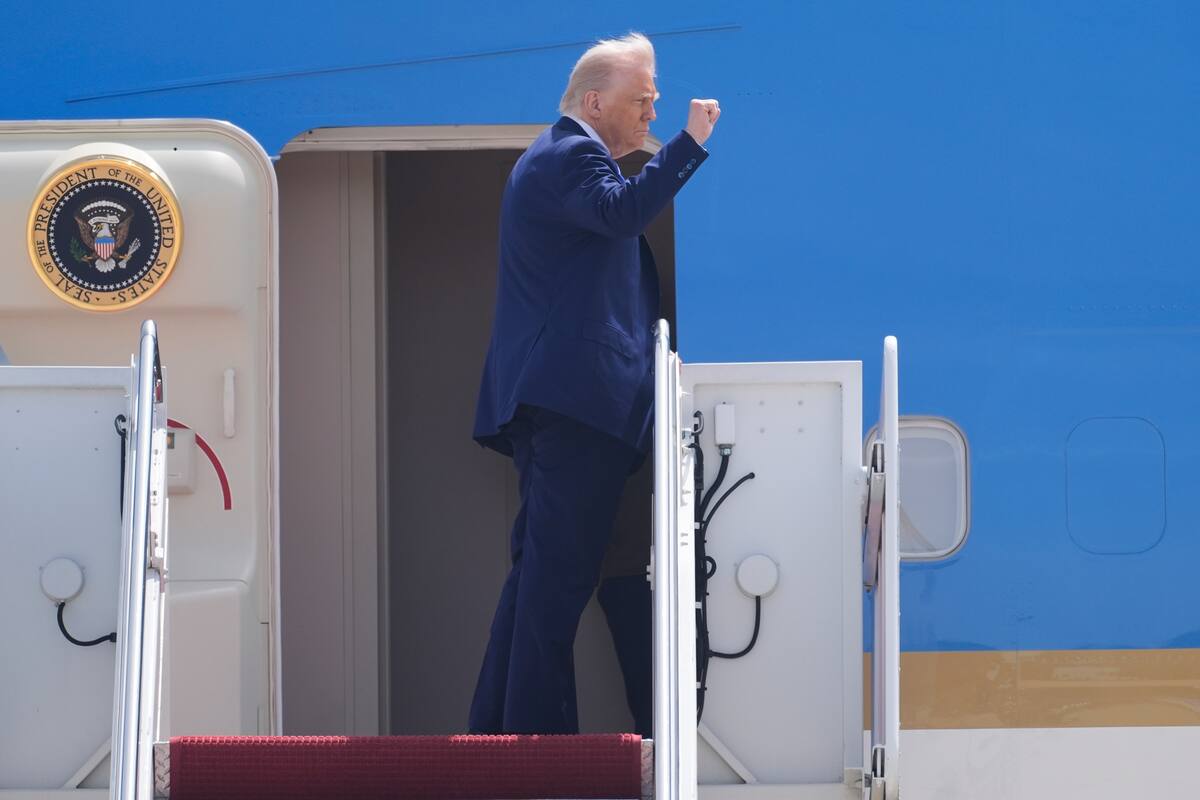 Donald Trump antes de partir a Arabia Saudita en el Air Force One