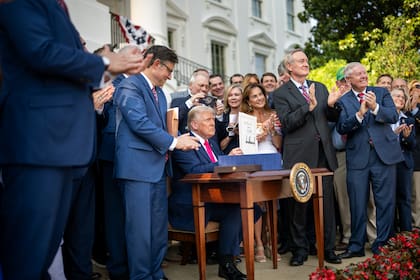 Donald Trump aprobó la One Big Beautiful Bill Act el 4 de julio de 2025 (Wikimedia Commons/White House)