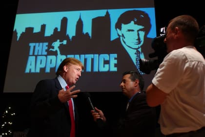 Donald Trump asiste a la primera parada de la gira de reclutamiento del programa de televisión The Apprentice en 2004
