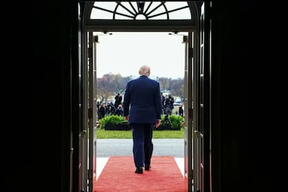 Donald Trump camina solo por la alfombra roja al salir de la Casa Blanca, una imagen recurrente de su segundo mandato, marcado por una fuerte centralización del poder presidencial