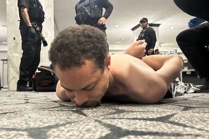 Donald Trump compartió esta foto que aparentemente muestra al agresor en el suelo, en el hotel Hilton.