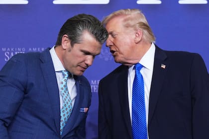 Donald Trump con Pete Hegseth, el ministro de Defensa y uno de los mayores impulsores de esta guerra