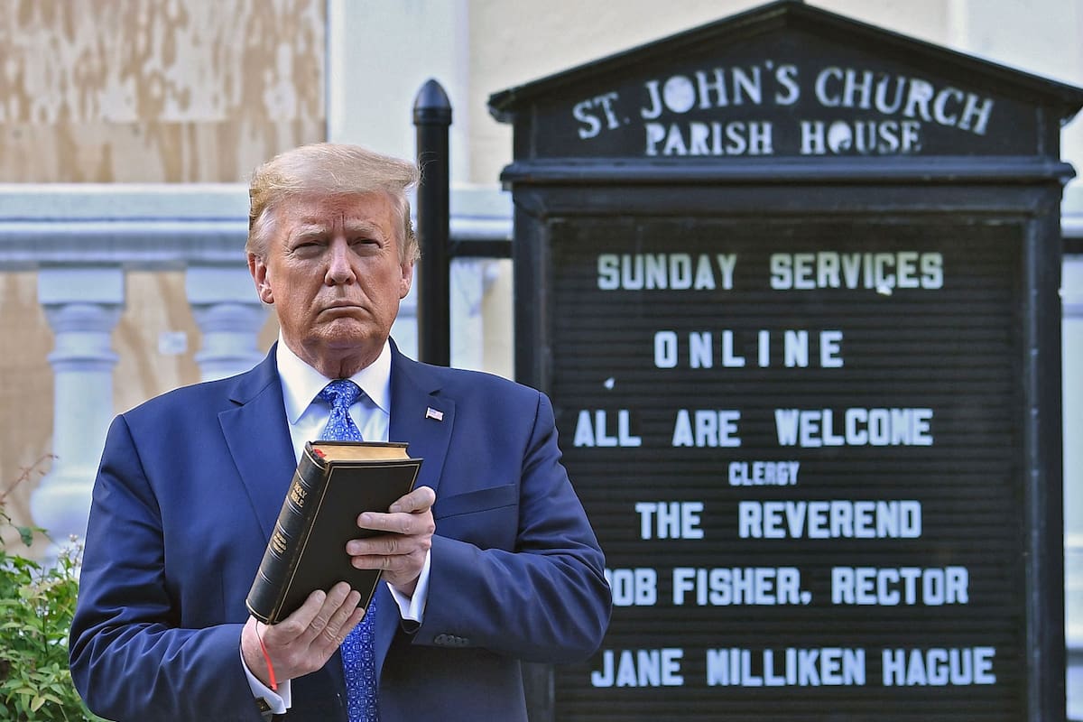Donald Trump con una biblia en la mano
