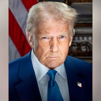 Donald Trump, con una expresión desafiante y su característica mirada fija, proyecta una imagen de fortaleza a días de su regreso a la Casa Blanca