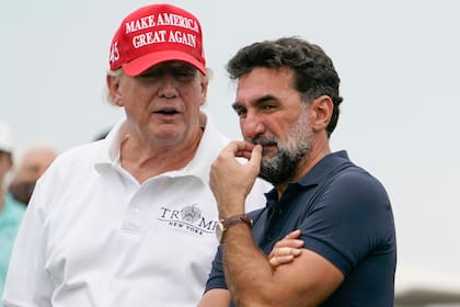 Donald Trump conversa con Yasir Al-Rumayyan, el gobernador de Fondo de Inversión Pública de Arabia Saudí; el presidente de los Estados Unidos colaboró con el LIV para algunas sedes del circuito árabe