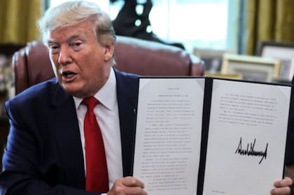 Donald Trump decretó este lunes nuevas sanciones contra el régimen iraní que apuntan a la cúpula más alta de poder iraní, como al líder supremo Ali Jamenei.