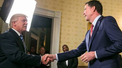 Donald Trump echó al director del FBI, James Comey