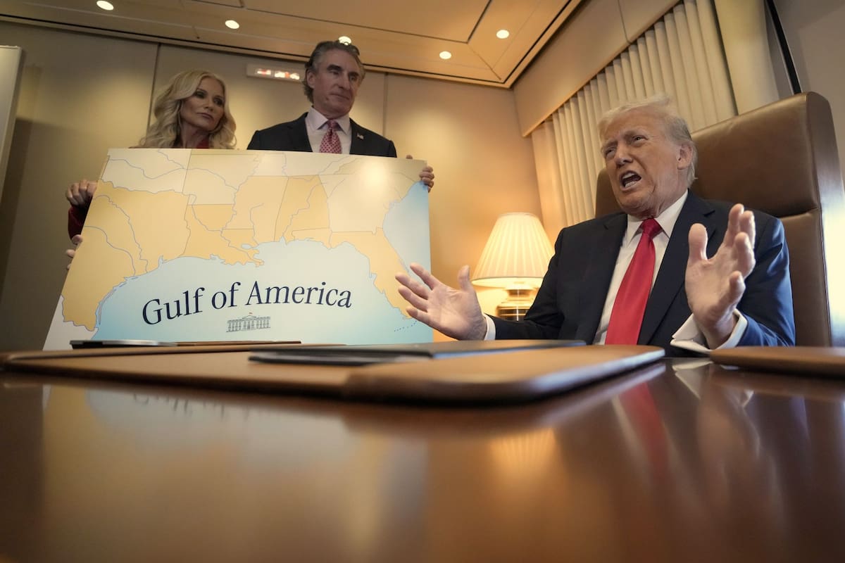 Donald Trump, en el Air Force One, al firmar el decreto para renombrar el Golfo de México.