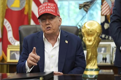 Donald Trump en la Casa Blanca, con el trofeo de la Copa Mundial de la FIFA