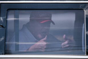 Donald Trump, en su limusina al dejar el Trump International Golf Club en Palm Beach, Florida, este sábado. (CHANDAN KHANNA / AFP)