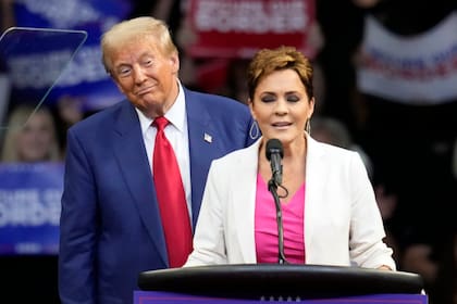 Donald Trump escucha a Kari Lake, entonces candidata al Senado, en un mitin en octubre pasado