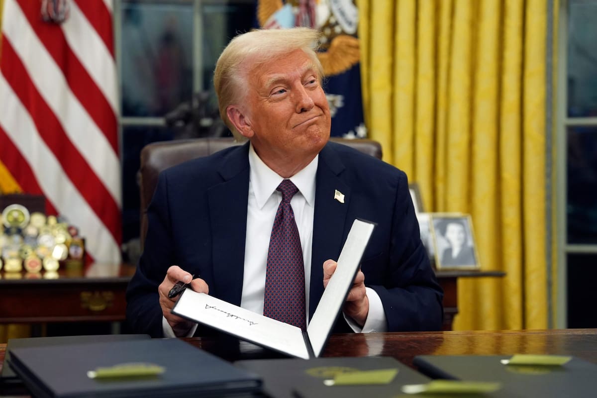 Donald Trump firma órdenes ejecutivas en el Salón Oval