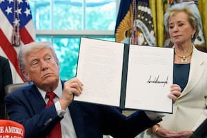 Donald Trump firmó órdenes ejecutivas en inmigración desde el Despacho Oval este lunes, a 100 días de haber iniciado su segundo mandato presidencial