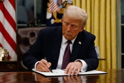 Donald Trump firmó varias órdenes ejecutivas para facilitar el arresto y la deportación de migrantes en situación irregular.