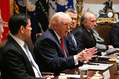 Donald Trump, flaqueado por el secretario de Estado, Marco Rubio, y el secretario de Defensa, Pete Hegseth. Ninguno pareció prever la jugada de Irán en Ormuz.