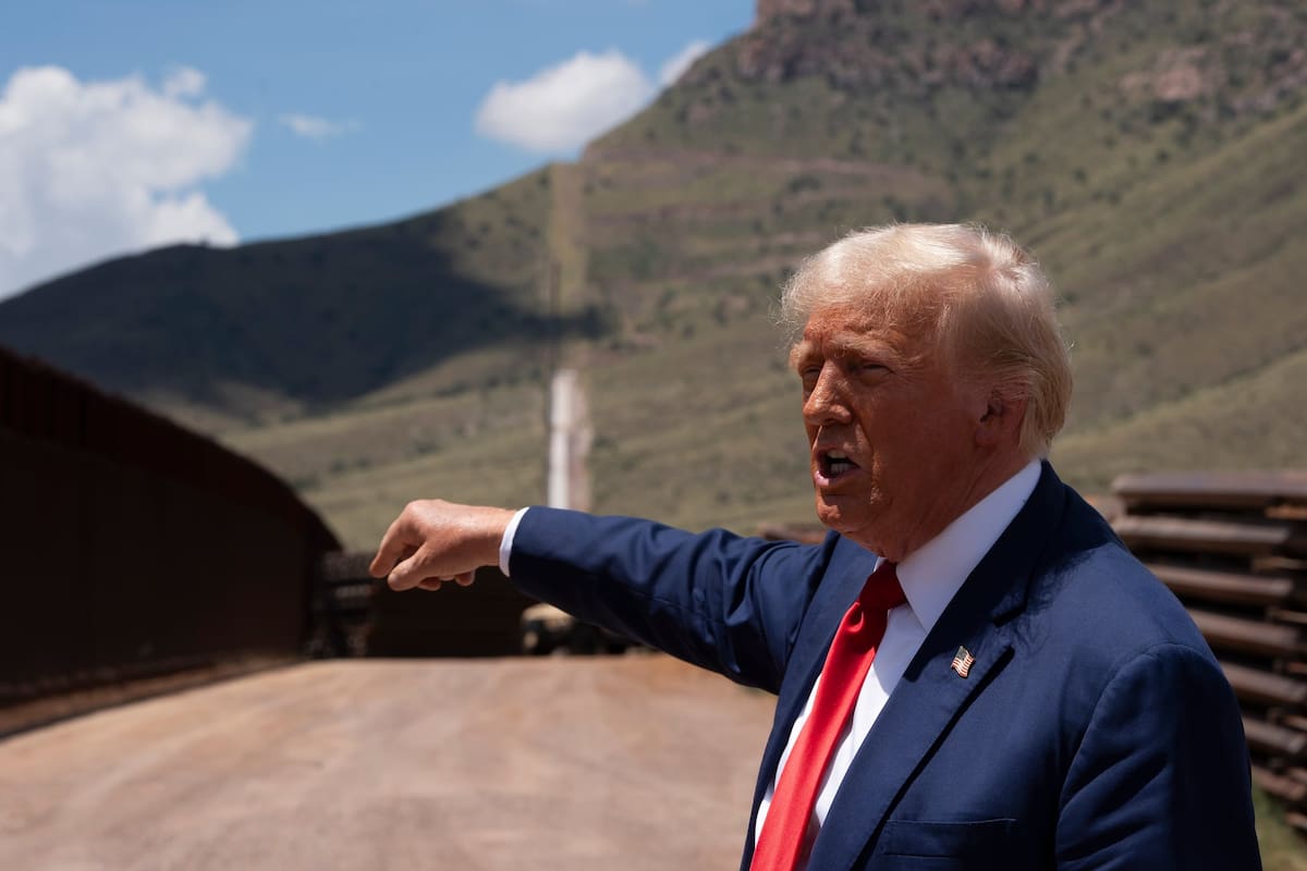 Donald Trump frente a una parte del muro fronterizo con México, en Sierra Vista, Arizona, en agosto pasado