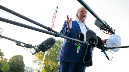 Donald Trump habla ante los medios