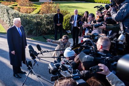 Donald Trump habla con los periodistas en los jardines de la Casa Blanca (Demetrius Freeman/The Washington Post via Getty Images)