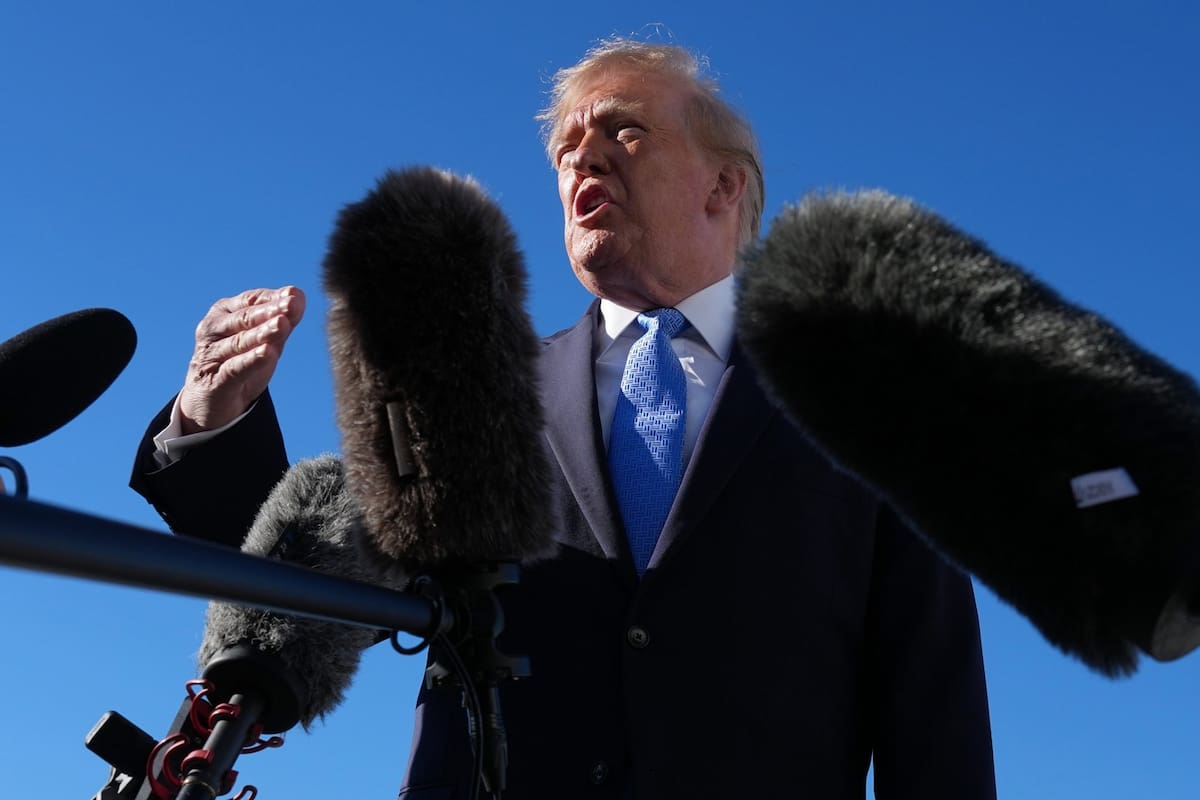 Donald Trump habla con periodistas antes de abordar el avión presidencial Air Force One en la Base Conjunta Andrews, Maryland, Estados Unidos