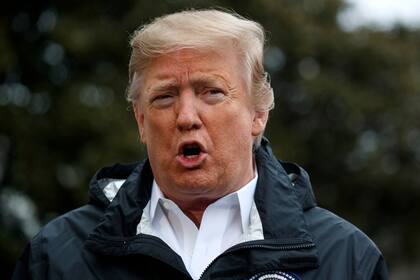 Donald Trump habla con reporteros afuera de la Casa Blanca el 8 de marzo