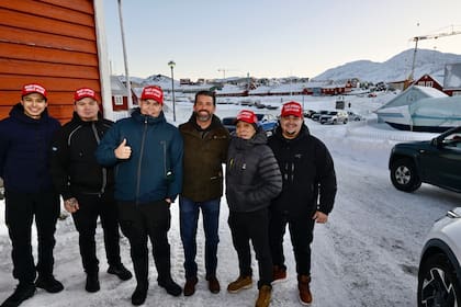 Donald Trump Jr. (centro, con campera marrón), en su visita privada a Groenlandia el 7 de enero de 2025. Sus acompañantes visten gorras con el lema "hacer grande a Estados Unidos otra vez".
