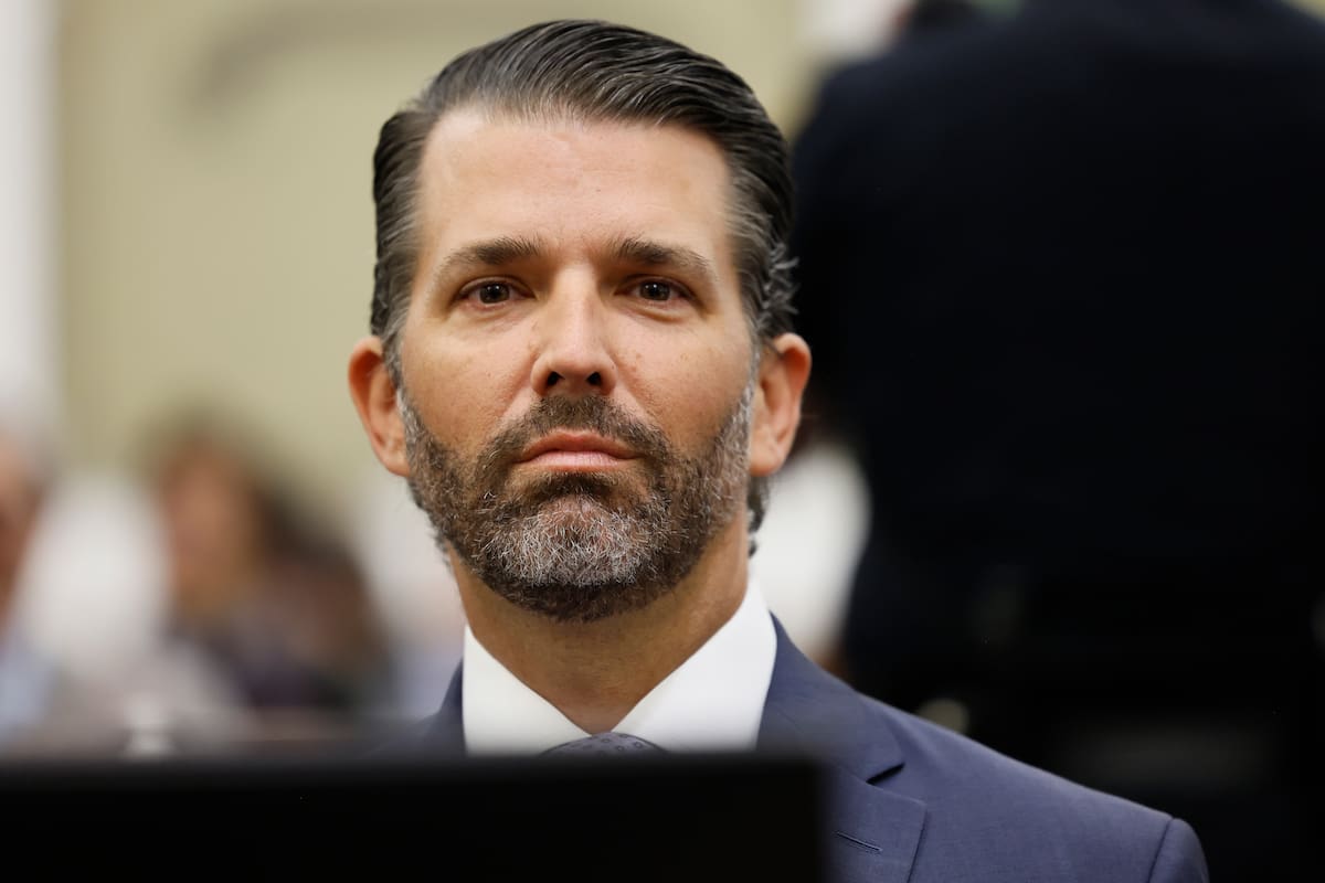 Donald Trump, Jr. mira al fotógrafo en una sala de la Corte Suprema de Nueva York, el lunes 13 de noviembre de 2023, durante el juicio civil por fraude contra su padre, el expresidente Donald Trump. (Michael M. Santiago/Foto compartida vía AP)