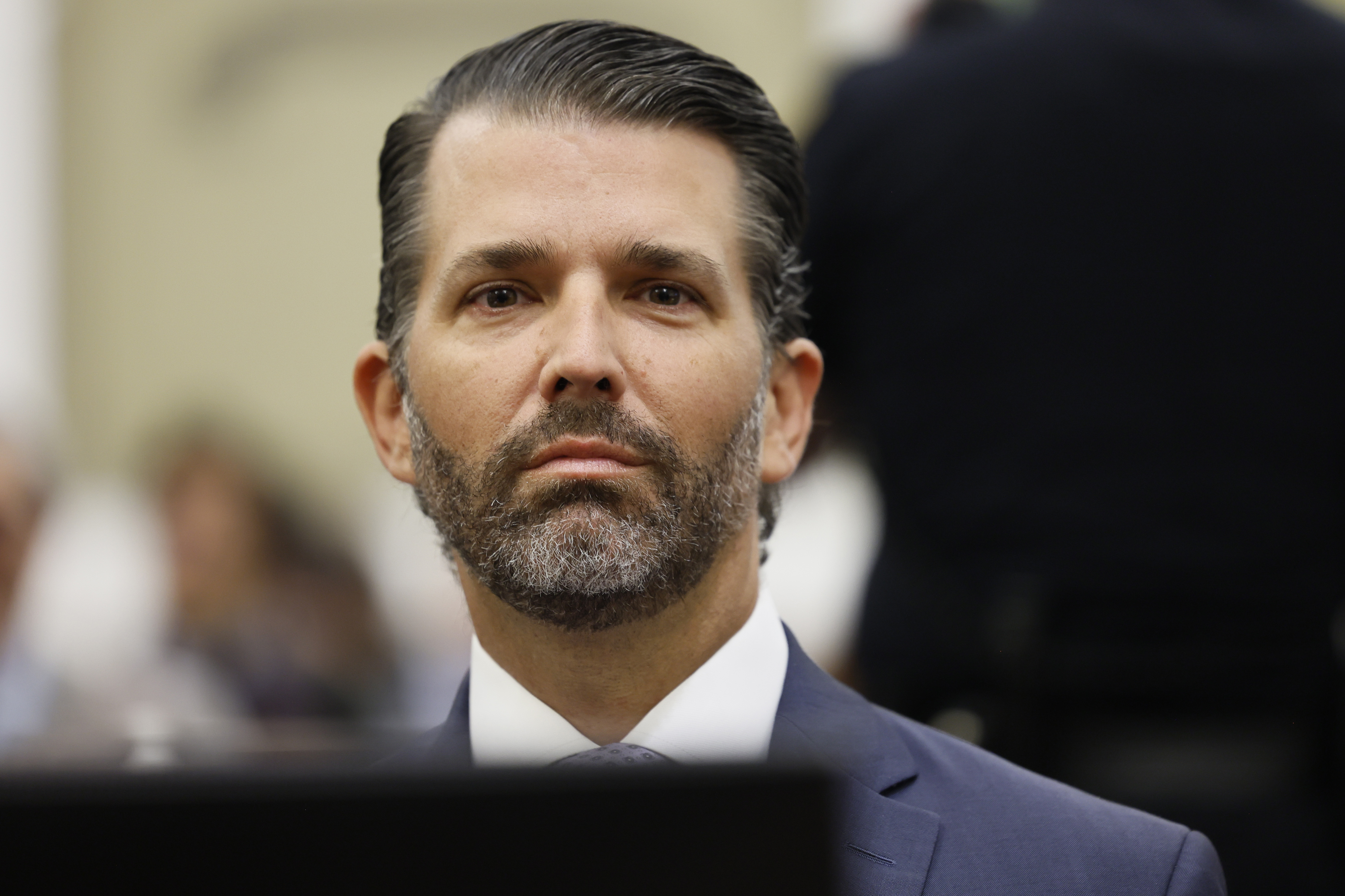Donald Trump, Jr. mira al fotógrafo en una sala de la Corte Suprema de Nueva York, el lunes 13 de noviembre de 2023, durante el juicio civil por fraude contra su padre, el expresidente Donald Trump. (Michael M. Santiago/Foto compartida vía AP)