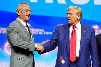 Donald Trump junto a Robert F. Kennedy Jr. en un mitin de campaña en Duluth, Georgia