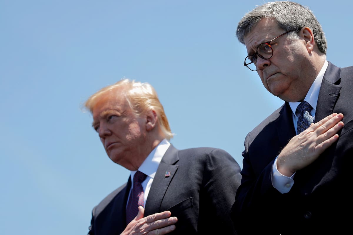 Donald Trump junto a William Barr