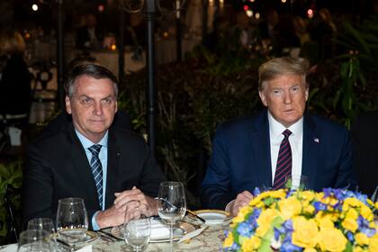 Donald Trump junto al entonces presidente brasileño Jair Bolsonaro, su gran aliado, en un almuerzo en Florida en 2020.