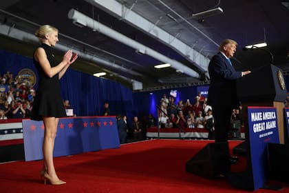 Donald Trump, junto con su asistente Natalie Harp, en un acto de campaña en Grand Island, Nebraska