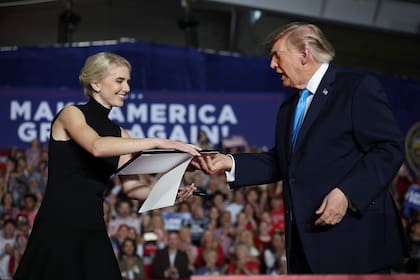 Donald Trump, junto con su asistente Natalie Harp, en un acto de campaña en Grand Island, Nebraska