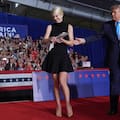 Revuelo por la nueva aparición de la asistente predilecta de Trump y su creciente protagonismo en plena campaña