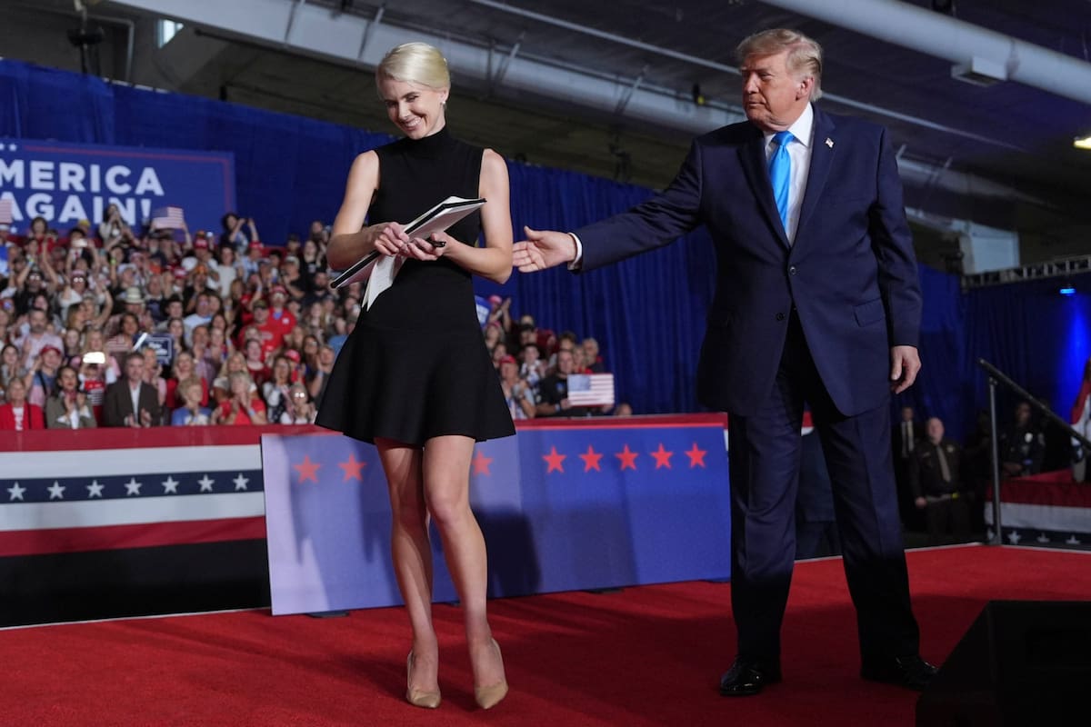 Donald Trump, junto con su asistente Natalie Harp, en un acto de campaña en Grand Island, Nebraska
