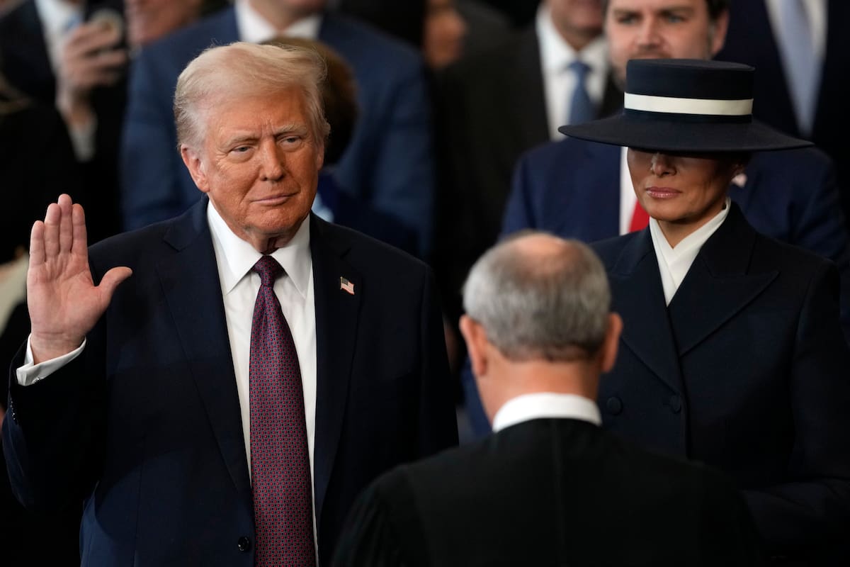 Donald Trump jura el cargo como el 47mo presidente de Estados Unidos ante el juez John Roberts, mientras Melania Trump sostiene la Biblia, durante la 60ta investidura presidencial del país en la Rotonda del Capitolio, en Washington, el lunes 20 de enero de 2025. (AP Foto/Julia Demaree Nikhinson, Pool)