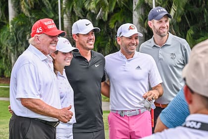 Donald Trump, Kai Trump, Brooks Koepka, Sergio García y Eric Trump posan para una foto durante el Pro Am realizado el jueves