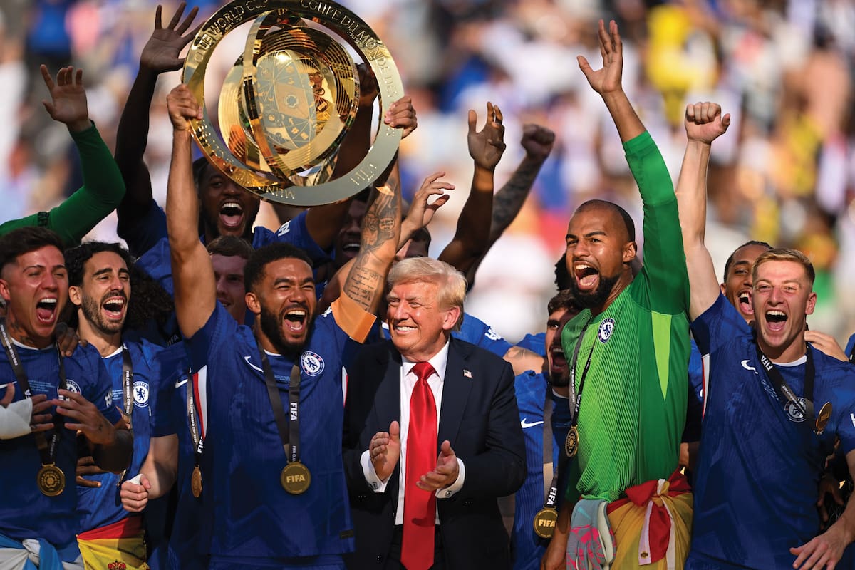 Donald Trump le entregó el trofeo de campeones del mundo a los jugadores del Chealsea y festejó con ellos la victoria
